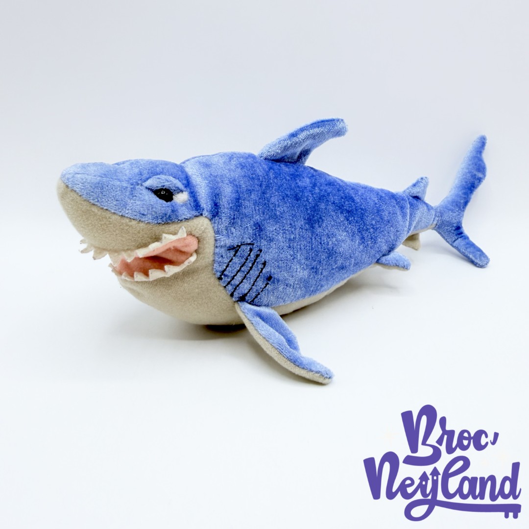 Peluche-Bruce-requin-Le-monde-de-Nemo-Disney-Nicotoy-bleu-26-cm (1)