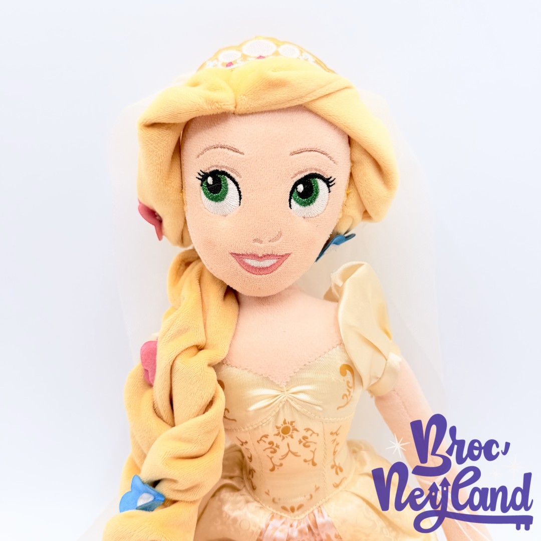 Poupée-chiffon-Raiponce-mariée-Disney-Store-2017-peluche-princesse-mariage-fleurs-55-cm (5)