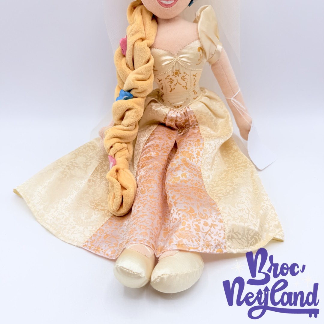 Poupée-chiffon-Raiponce-mariée-Disney-Store-2017-peluche-princesse-mariage-fleurs-55-cm (4)