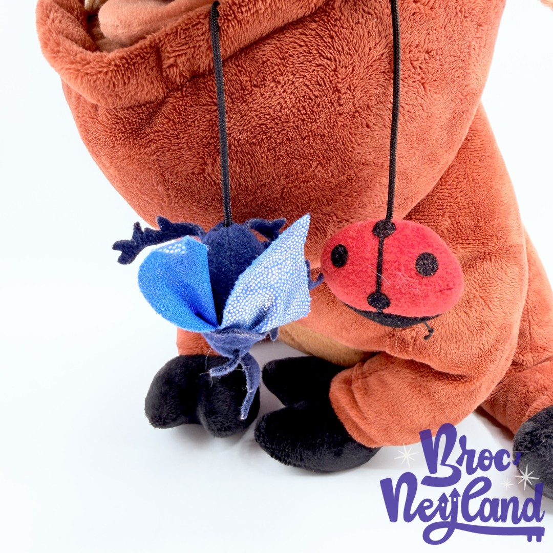 Peluche-Pumbaa-insectes-Disneyland-Resort-Paris-Disney-Le-Roi-Lion-phacochère-marron-47-cm (4)