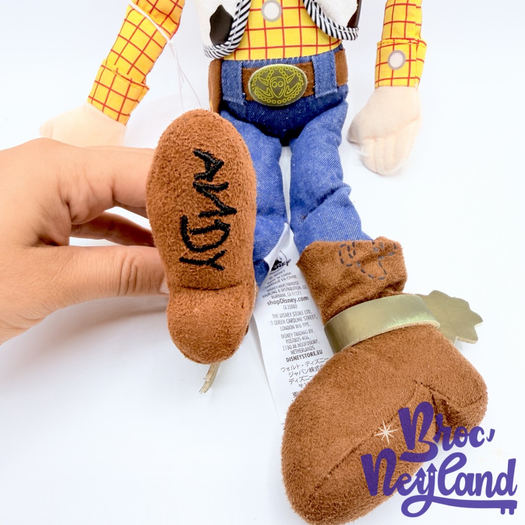 Peluche-Woody-Toy-Story-Disney-Store-2019-poupée-chiffon-cow-boy-chapeau-47-cm (3)