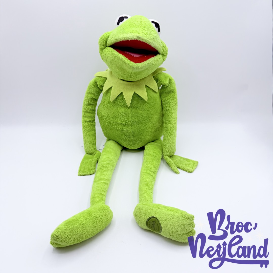 Peluche-Kermit-la-Grenouille-Les-Muppets-Disney-Store-vert-écusson-58-cm (3)