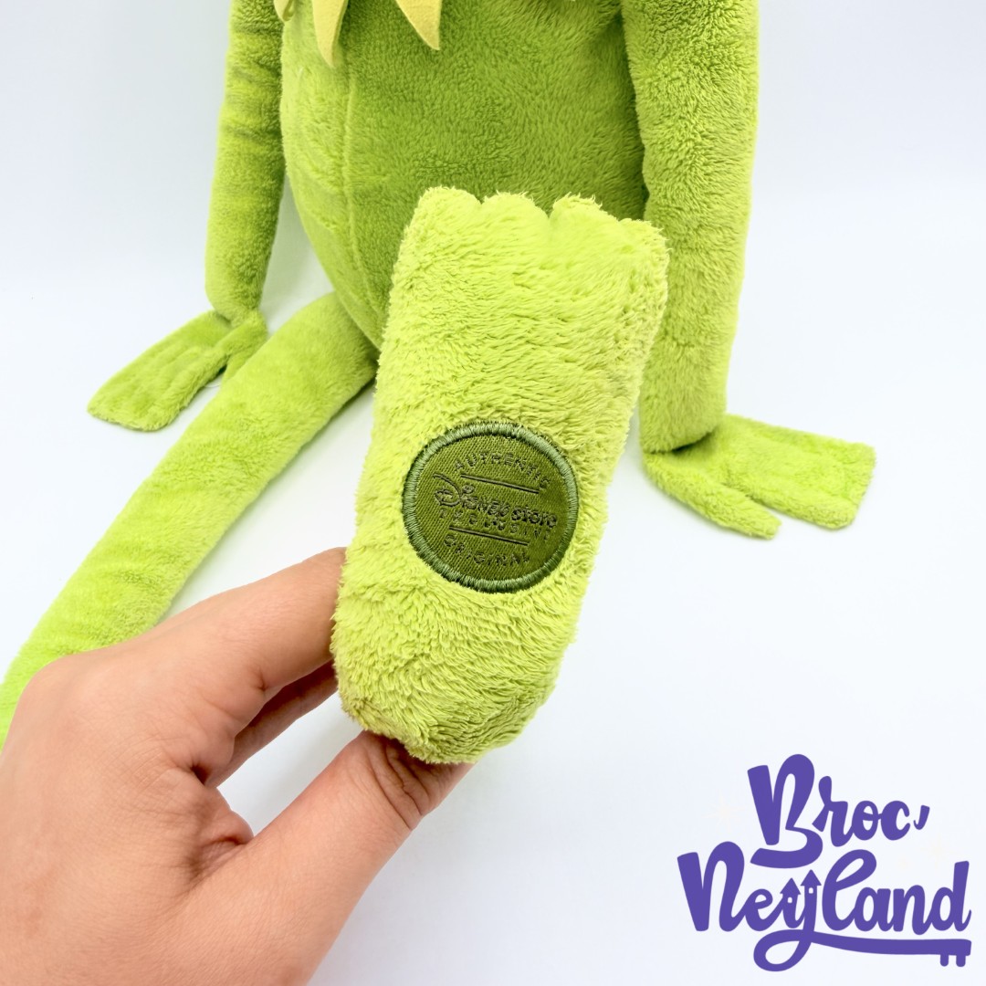 Peluche-Kermit-la-Grenouille-Les-Muppets-Disney-Store-vert-écusson-58-cm (5)