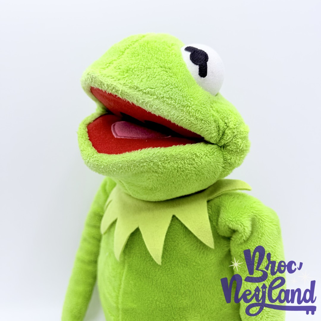 Peluche-Kermit-la-Grenouille-Les-Muppets-Disney-Store-vert-écusson-58-cm (1)