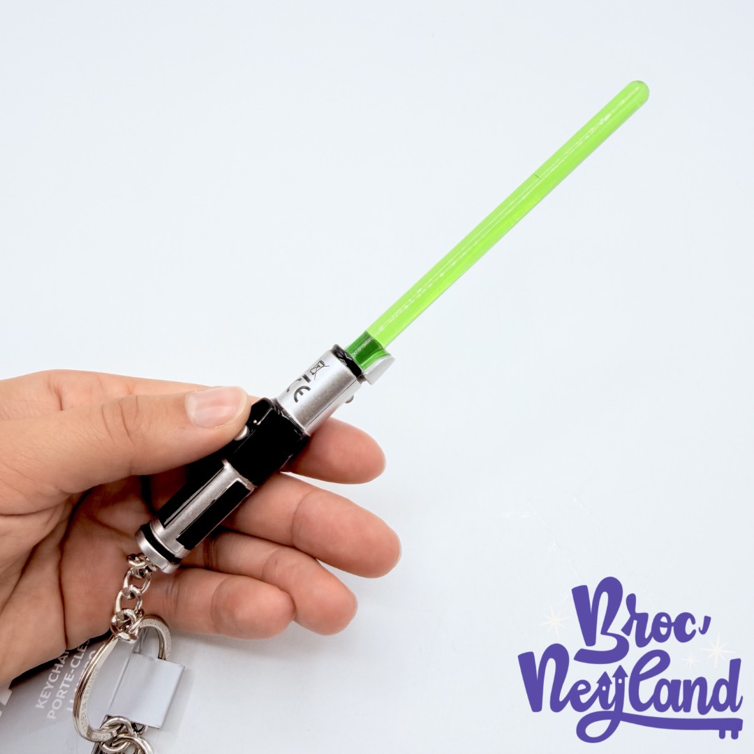 Porte-clés-Sabre-Laser-Yoda-Star-Wars-Disneyland-Paris-Disney-lumineux-vert (1)