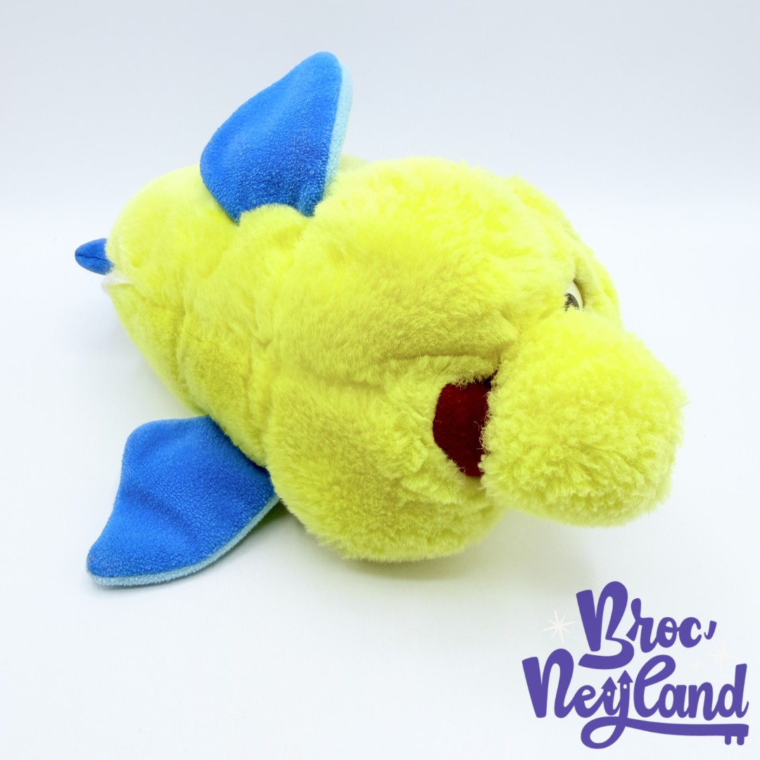 Peluche-Polochon-La-Petite-Sirène-Disneyland-Disney-poisson-jaune-bleu-vintage-26-cm (4)