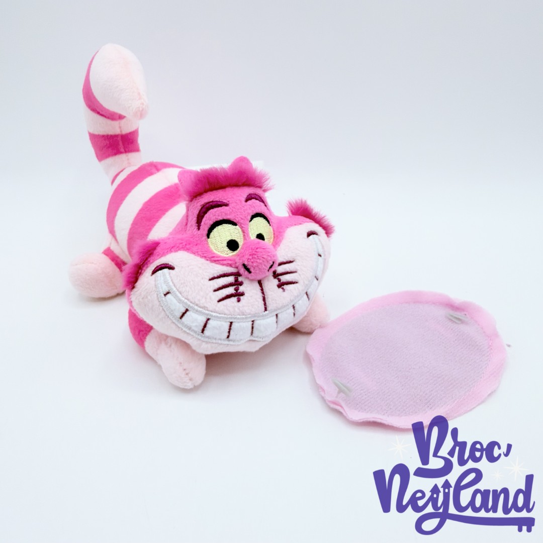 Peluche-épaule-Chat-Cheshire-Disney-Parks-Disneyland-Alice-au-Pays-des-Merveilles-chat-rose-peluche-aimantée-18-cm (3)
