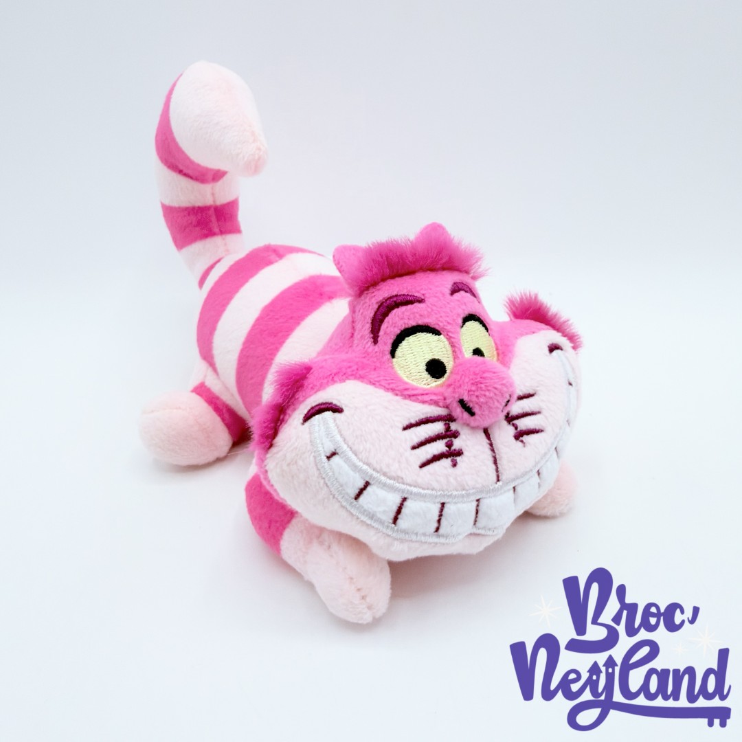 Peluche-épaule-Chat-Cheshire-Disney-Parks-Disneyland-Alice-au-Pays-des-Merveilles-chat-rose-peluche-aimantée-18-cm (2)