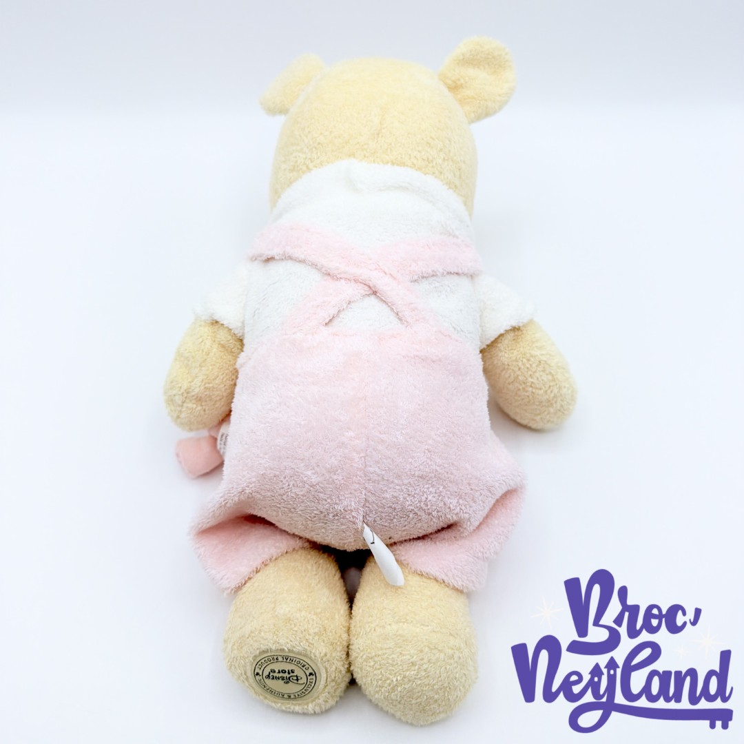 Peluche-Winnie-ourson-salopette-rose-Disney-Store-doudou-pastel-écusson-30-cm (4)