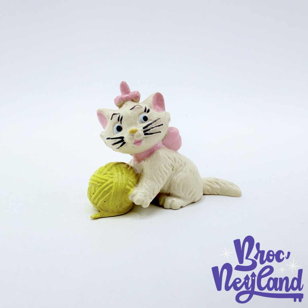 Figurine-Marie-Les-Aristochats-Disney-Bullyland-chat-blanc-pelote-laine-35-cm (2)