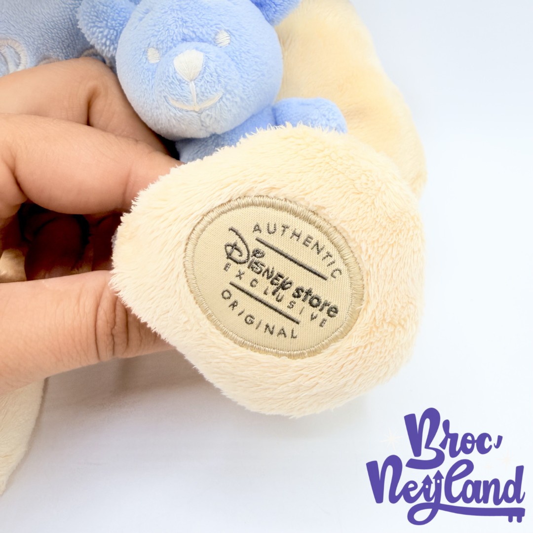 Peluche-Winnie-ourson-doudou-Disney-Store-Exclusive-pastel-écusson-32-cm (2)