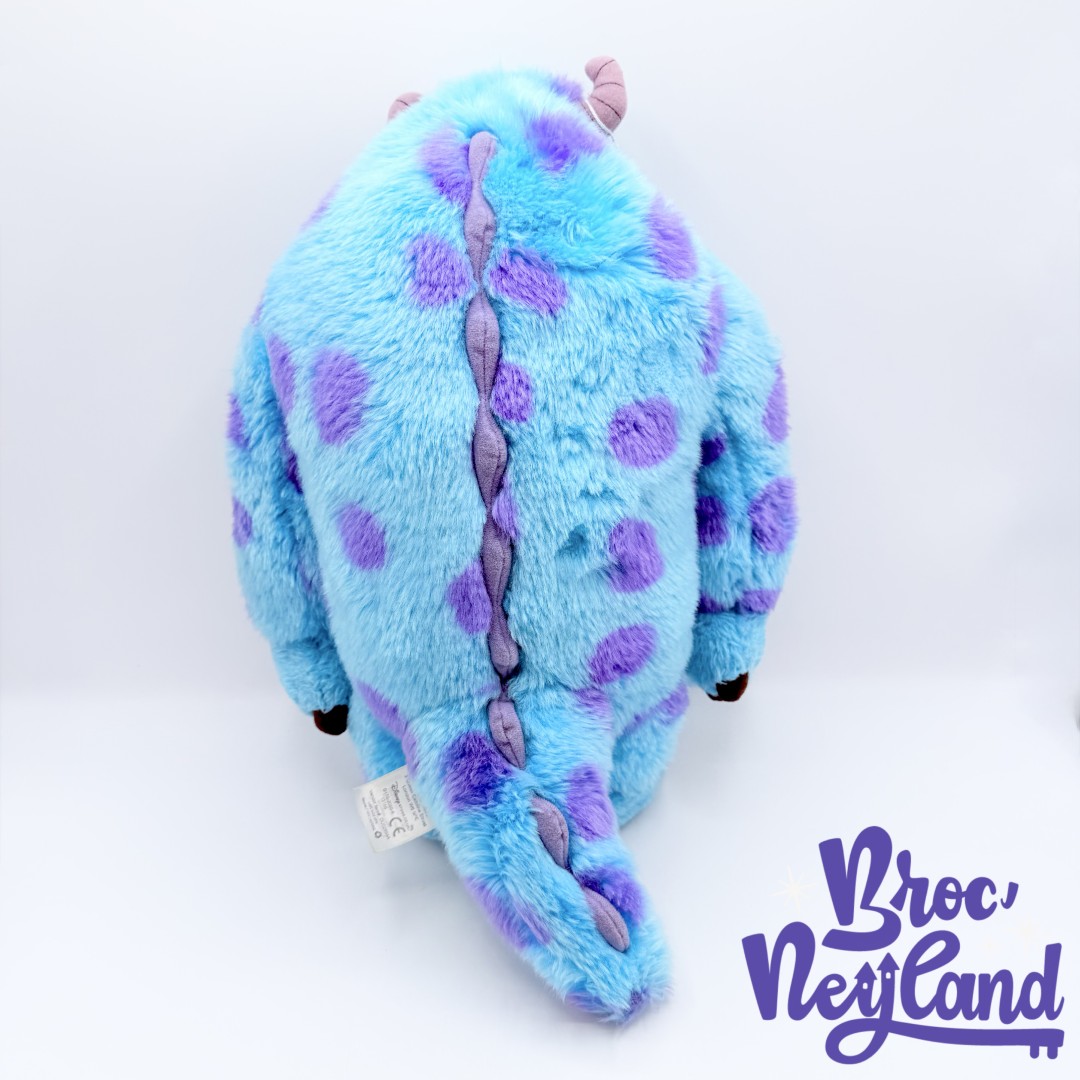 Peluche-Sulli-Monstres-et-Cie-Disney-Store-Sully-monstre-bleu-violet-écusson-40-cm (1)