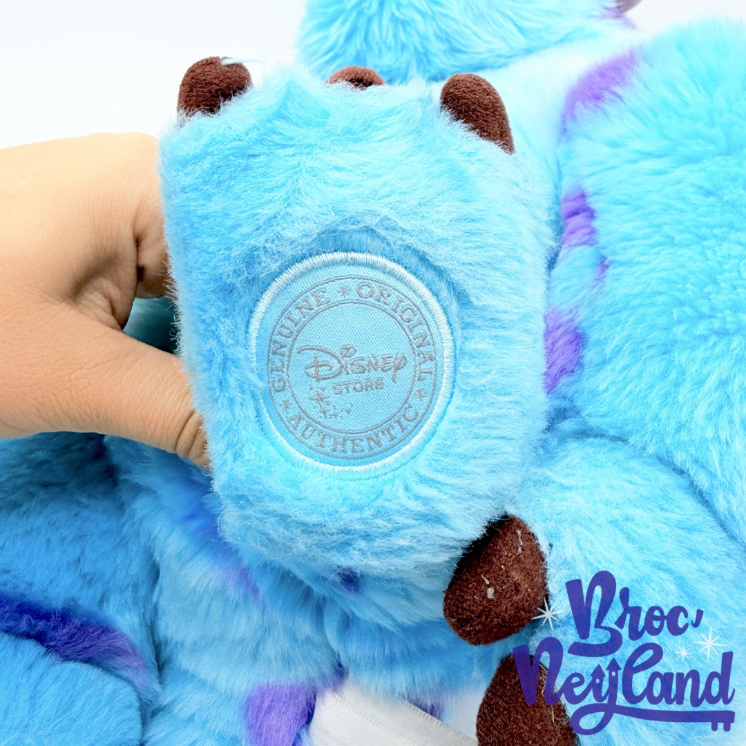 Peluche-Sulli-Monstres-et-Cie-Disney-Store-Sully-monstre-bleu-violet-écusson-40-cm (6)