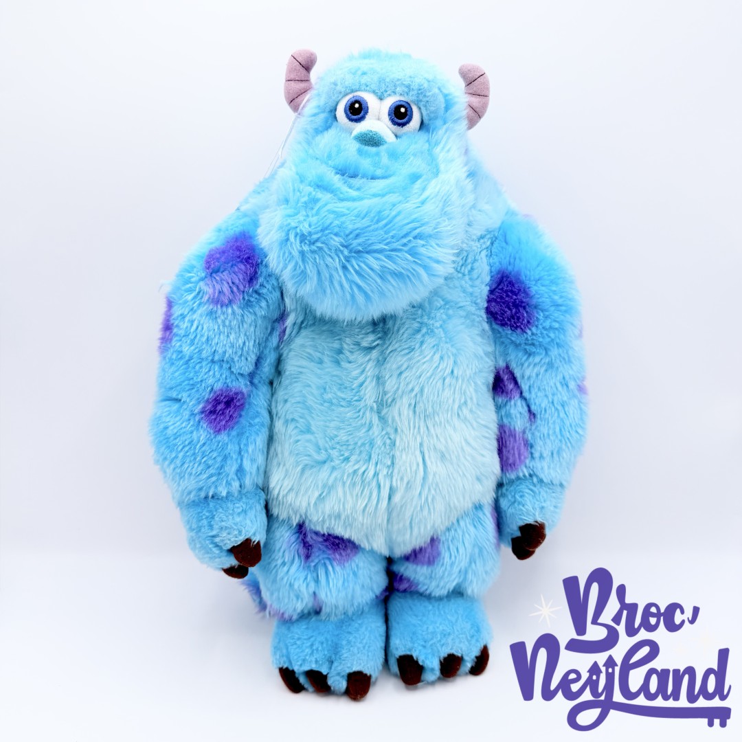 Peluche-Sulli-Monstres-et-Cie-Disney-Store-Sully-monstre-bleu-violet-écusson-40-cm (4)