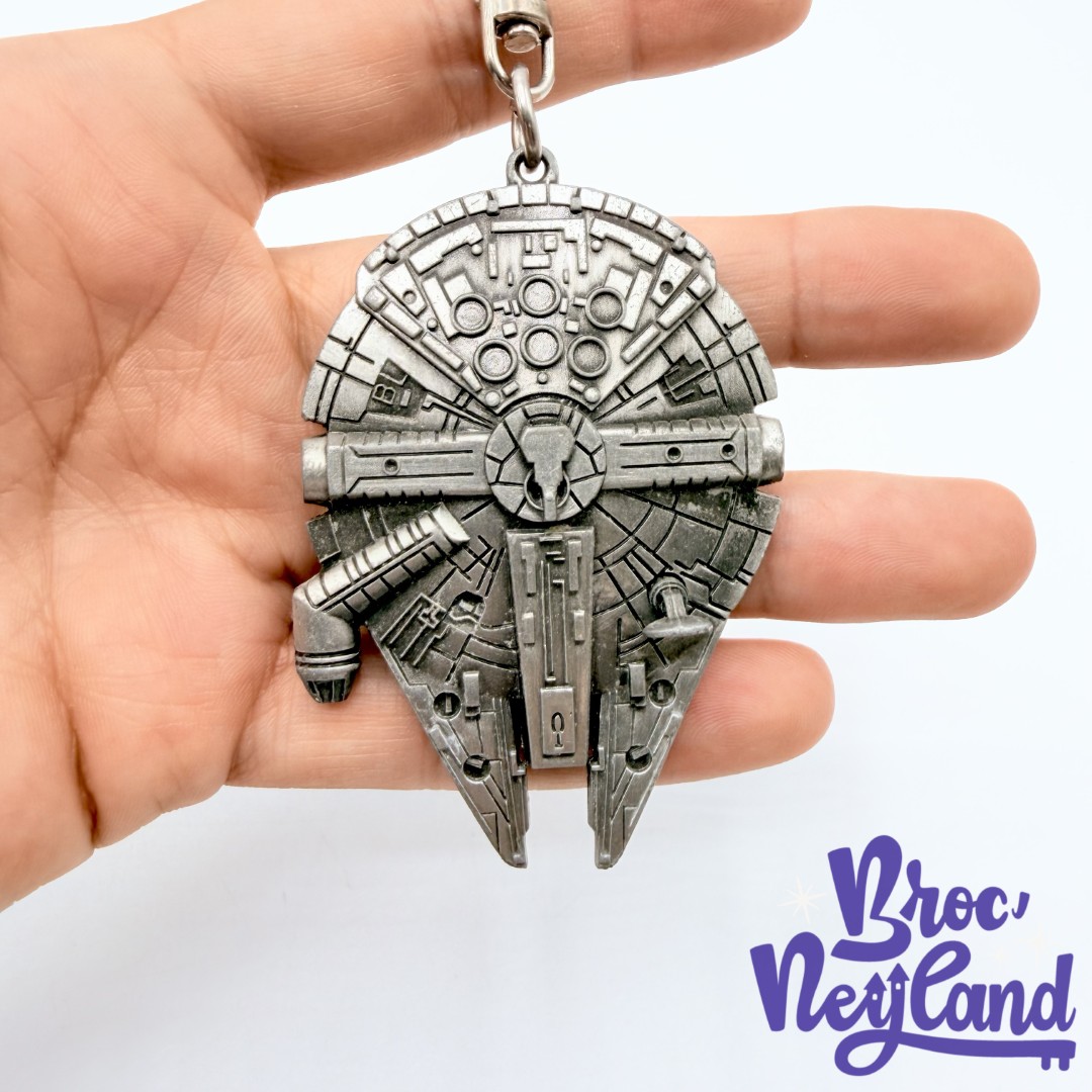 Porte-clés-Millennium-Falcon-Star-Wars-Disneyland-Paris-Disney-métal-vaisseau-gris (1)