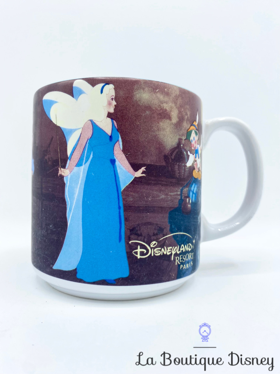 Tasse scène Pinocchio Disneyland Paris Disney mug scène film Fée Bleue Grand Coquin Geppetto