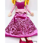 poupée-chiffon-aurore-la-belle-au-bois-dormant-disney-store-peluche-princesse-robe-velours-paillettes-6