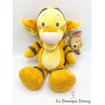 peluche-tigrou-petit-gourou-disneyland-disney-winnie-ourson-épaule-3