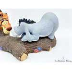 figurine-résine-tigrou-bourriquet-close-friends-simply-pooh-disney-tronc-branche-arbre-1
