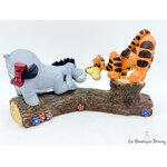 figurine-résine-tigrou-bourriquet-close-friends-simply-pooh-disney-tronc-branche-arbre-3