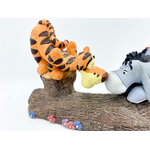 figurine-résine-tigrou-bourriquet-close-friends-simply-pooh-disney-tronc-branche-arbre-5