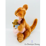 peluche-maman-petit-gourou-disney-store-winnie-ourson-kangourou-écusson-2