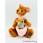 peluche-maman-petit-gourou-disney-store-winnie-ourson-kangourou-écusson-3