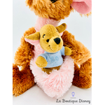 peluche-maman-petit-gourou-disney-store-winnie-ourson-kangourou-écusson-5