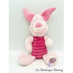 peluche-porcinet-disney-store-winnie-ourson-cochon-rose-écusson-2