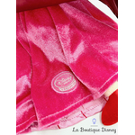peluche-flora-fée-rouge-rose-la-belle-au-bois-dormant-disney-store-écusson-3