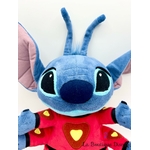peluche-stitch-experience-626-disney-store-ecusson-combinaison-rouge (4)