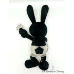 peluche-oswald-guitare-disney-100-disney-store-noir-blanc (1)