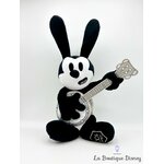 peluche-oswald-guitare-disney-100-disney-store-noir-blanc (6)