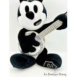 peluche-oswald-guitare-disney-100-disney-store-noir-blanc (5)