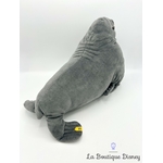 peluche-fluke-otarie-le-monde-de-dory-disney-store-écusson-gris (3)