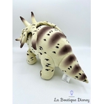 peluche-le-collectionneur-dinosaure-le-voyage-arlo-disney-store-ecusson (6)