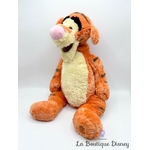 Peluche-Tigrou-Poils-Longs-Disney-Store-Winnie-l'ourson-tigre-orange-écusson-45-cm (2)