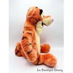 Peluche-Tigrou-Poils-Longs-Disney-Store-Winnie-lourson-tigre-orange-écusson-45-cm (3)