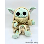 Peluche-Grogu-lange-Disney-Babies-Disney-Store-2023-The-Mandalorian-Star-Wars-couverture-beige (1)