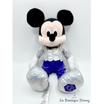 Peluche-Mickey-Mouse-100-Years-of-Wonder-Disney-Store-2023-costume-gris-violet-38-cm (3)