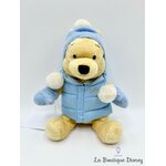Peluche-Winnie-ourson-Hiver-Disney-Store-Pastel-Winter-Ski-Pooh-bleu-22-cm (3)