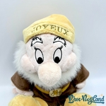Peluche-Joyeux-jaune-Disney-Store-Blanche-Neige-et-les-sept-nains-couleur-écusson-40-cm (6)
