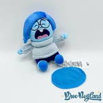 Peluche-épaule-Tristesse-Disney-Parks-Disneyland-Vice-Versa-émotion-bleu-peluche-aimantée-15-cm (4)