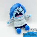Peluche-épaule-Tristesse-Disney-Parks-Disneyland-Vice-Versa-émotion-bleu-peluche-aimantée-15-cm (3)