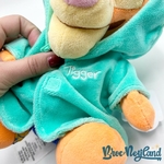 Peluche-Tigrou-Bébé-Capuche-Disney-Store-2023-Winnie-ourson-vert-peignoir-28-cm (3)