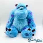 Peluche-Sulli-Monstres-et-Cie-Disney-Store-Sully-bleu-violet-écusson-36-cm (4)