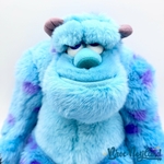 Peluche-Sulli-Monstres-et-Cie-Disney-Store-Sully-bleu-violet-écusson-36-cm (3)