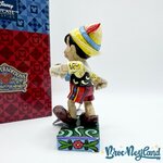 Figurine-Jim-Shore-Pinocchio-Lively-Step-Disney-Traditions-Showcase-Collection-4010027 (2)