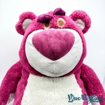 Peluche-Lotso-XXL-Toy-Story-3-Disney-Store-2024-ours-rose-grand-format-55-cm (4)