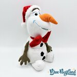 Peluche-Olaf-Noël-La-Reine-des-Neiges-Disney-Store-2014-bonhomme-de-neige-écusson-20-cm (4)